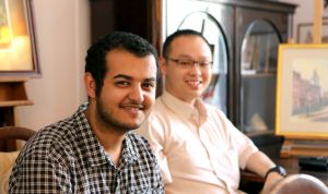 Faisal Al-Bahairi (Kuwejt) i Lin Xiumin (Singapur) podczas spotkania otwierającego kurs.